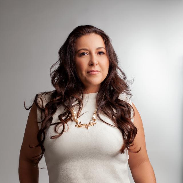<span style="border-left: 2px solid #C6C6C6; padding-left: 8px;">Eliana P. Tinoco</span>